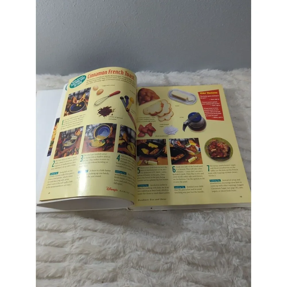 Disney's Family Cookbook: Irresistible Recipes for You and Your Kids/Deanna Cook